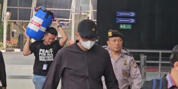 Bupati Klaten Tiba di KPK usai Kena OTT, Petugas Bawa Tong Diduga buat Tampung Uang