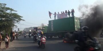Demo di Palopo Sandera Truk Kontainer untuk Orasi, Mahasiswa Desak Menhut Mundur