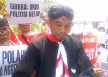 Rumah Jokowi di Solo Digeruduk Massa Pejuang Merah Putih, Desak Gibran Mundur