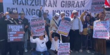 Ratusan ulama, kiai, habib, serta tokoh masyarakat Jawa Timur menggelar aksi unjuk rasa di depan DPRD Provinsi Jawa Timur, Jalan Indrapura, Kota Surabaya, Kamis (22/10/2026). FOTO/Net.