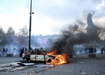 Rusuh! Ratusan Ribu Demonstran Bentrok dengan Polisi, Penjarahan di Mana-Mana
