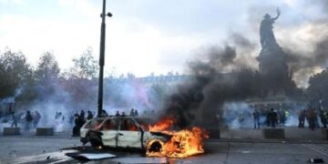 Rusuh! Ratusan Ribu Demonstran Bentrok dengan Polisi, Penjarahan di Mana-Mana