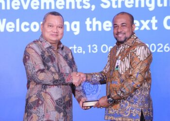 Direktur Utama Bank Aceh, Fadhil Ilyas menerima apresiasi dari International Labour Organization (ILO) atas kemitraan dan kontribusi Bank Aceh Syariah dalam Proyek Promise II Impact periode 2023–2026. Apresiasi tersebut diserahkan oleh Project Manager of PROMISE II IMPACT International Labour Organization, Djauhari Sitorus dalam kegiatan Penutupan Promise II Impact Fase II dan Peluncuran Promise Impact Fase III di Pullman Jakarta Indonesia Thamrin CBD, Jakarta, Selasa (13/10/2026) kemarin. FOTO/Dok. BAS untuk HAI.