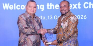 Direktur Utama Bank Aceh, Fadhil Ilyas menerima apresiasi dari International Labour Organization (ILO) atas kemitraan dan kontribusi Bank Aceh Syariah dalam Proyek Promise II Impact periode 2023–2026. Apresiasi tersebut diserahkan oleh Project Manager of PROMISE II IMPACT International Labour Organization, Djauhari Sitorus dalam kegiatan Penutupan Promise II Impact Fase II dan Peluncuran Promise Impact Fase III di Pullman Jakarta Indonesia Thamrin CBD, Jakarta, Selasa (13/10/2026) kemarin. FOTO/Dok. BAS untuk HAI.