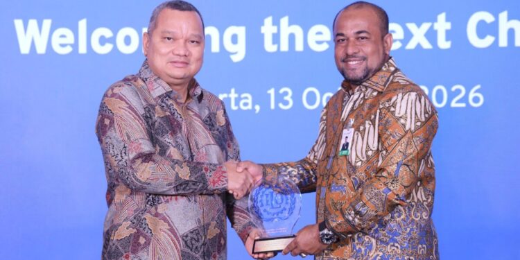 Direktur Utama Bank Aceh, Fadhil Ilyas menerima apresiasi dari International Labour Organization (ILO) atas kemitraan dan kontribusi Bank Aceh Syariah dalam Proyek Promise II Impact periode 2023–2026. Apresiasi tersebut diserahkan oleh Project Manager of PROMISE II IMPACT International Labour Organization, Djauhari Sitorus dalam kegiatan Penutupan Promise II Impact Fase II dan Peluncuran Promise Impact Fase III di Pullman Jakarta Indonesia Thamrin CBD, Jakarta, Selasa (13/10/2026) kemarin. FOTO/Dok. BAS untuk HAI.