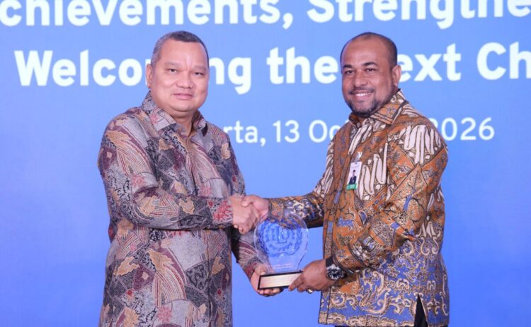 Direktur Utama Bank Aceh, Fadhil Ilyas menerima apresiasi dari International Labour Organization (ILO) atas kemitraan dan kontribusi Bank Aceh Syariah dalam Proyek Promise II Impact periode 2023–2026. Apresiasi tersebut diserahkan oleh Project Manager of PROMISE II IMPACT International Labour Organization, Djauhari Sitorus dalam kegiatan Penutupan Promise II Impact Fase II dan Peluncuran Promise Impact Fase III di Pullman Jakarta Indonesia Thamrin CBD, Jakarta, Selasa (13/10/2026) kemarin. FOTO/Dok. BAS untuk HAI.