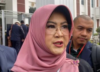 Dokter Tifa Cecar Sepupu Jokowi soal Foto Ijazah Berkacamata, Kumis juga Jadi Sorotan