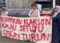 Aksi Emak-Emak di DPR Ajak Pengendara Bunyikan Klakson, Simbol Dukungan Gibran Mundur