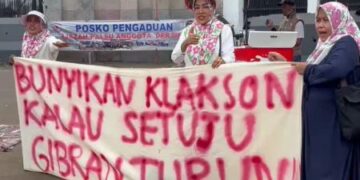 Aksi Emak-Emak di DPR Ajak Pengendara Bunyikan Klakson, Simbol Dukungan Gibran Mundur