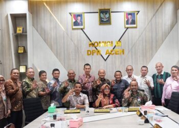 Rapat kerja Komisi III DPRA bersama Direksi Bank Aceh membahas optimalisasi Pendapatan Asli Aceh (PAA) Tahun 2026 dari sektor dividen Bank Aceh serta perkembangan kinerja Bank Aceh, Rabu (7/10/2026). FOTO/Dok. BAS untuk HAI.