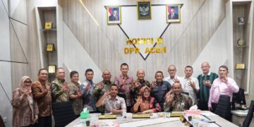 Rapat kerja Komisi III DPRA bersama Direksi Bank Aceh membahas optimalisasi Pendapatan Asli Aceh (PAA) Tahun 2026 dari sektor dividen Bank Aceh serta perkembangan kinerja Bank Aceh, Rabu (7/10/2026). FOTO/Dok. BAS untuk HAI.