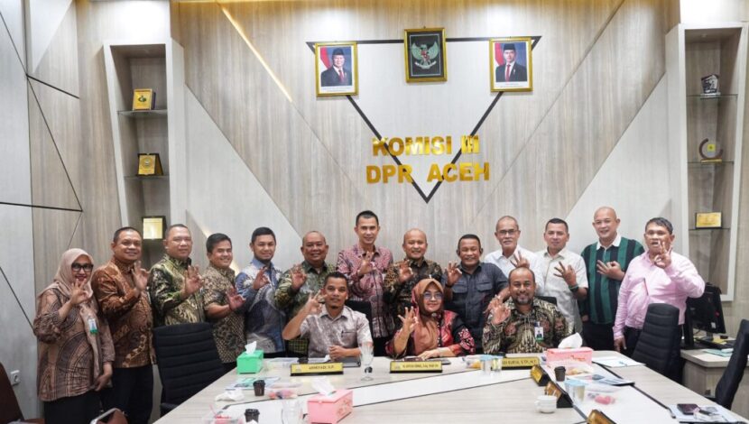 Rapat kerja Komisi III DPRA bersama Direksi Bank Aceh membahas optimalisasi Pendapatan Asli Aceh (PAA) Tahun 2026 dari sektor dividen Bank Aceh serta perkembangan kinerja Bank Aceh, Rabu (7/10/2026). FOTO/Dok. BAS untuk HAI.