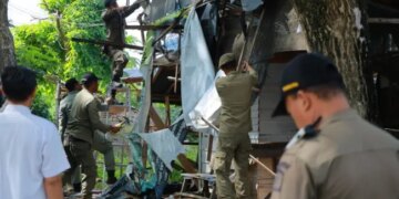 Satpol PP-WH Aceh Besar Bongkar Bangunan Liar di Blang Bintang