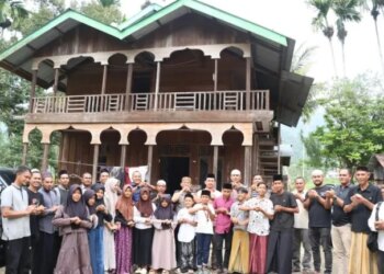Kapolres Nagan Raya AKBP Muhamad Taufiq bersama jajaran Pejabat Utama (PJU) Polres Nagan Raya, menghadiri undangan peringatan Maulid Nabi Muhammad SAW di Pesantren Tgk. Chik Kali Alue, Desa Blang Puuk, Kecamatan Beutong Ateuh Banggalang, Kabupaten Nagan Raya. FOTO/Net.
