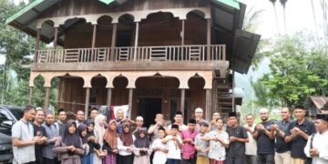 Kapolres Nagan Raya AKBP Muhamad Taufiq bersama jajaran Pejabat Utama (PJU) Polres Nagan Raya, menghadiri undangan peringatan Maulid Nabi Muhammad SAW di Pesantren Tgk. Chik Kali Alue, Desa Blang Puuk, Kecamatan Beutong Ateuh Banggalang, Kabupaten Nagan Raya. FOTO/Net.