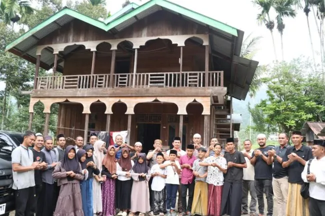 Kapolres Nagan Raya AKBP Muhamad Taufiq bersama jajaran Pejabat Utama (PJU) Polres Nagan Raya, menghadiri undangan peringatan Maulid Nabi Muhammad SAW di Pesantren Tgk. Chik Kali Alue, Desa Blang Puuk, Kecamatan Beutong Ateuh Banggalang, Kabupaten Nagan Raya. FOTO/Net.