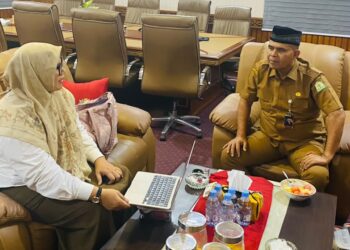 Ketua DPD IAPA Aceh Muazzinah saat berbincang-bincang dengan Kepala Dinas Pendidikan Aceh, Murtalamuddin. FOTO/Dok. Muazzinah.