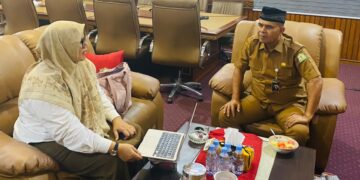 Ketua DPD IAPA Aceh Muazzinah saat berbincang-bincang dengan Kepala Dinas Pendidikan Aceh, Murtalamuddin. FOTO/Dok. Muazzinah.