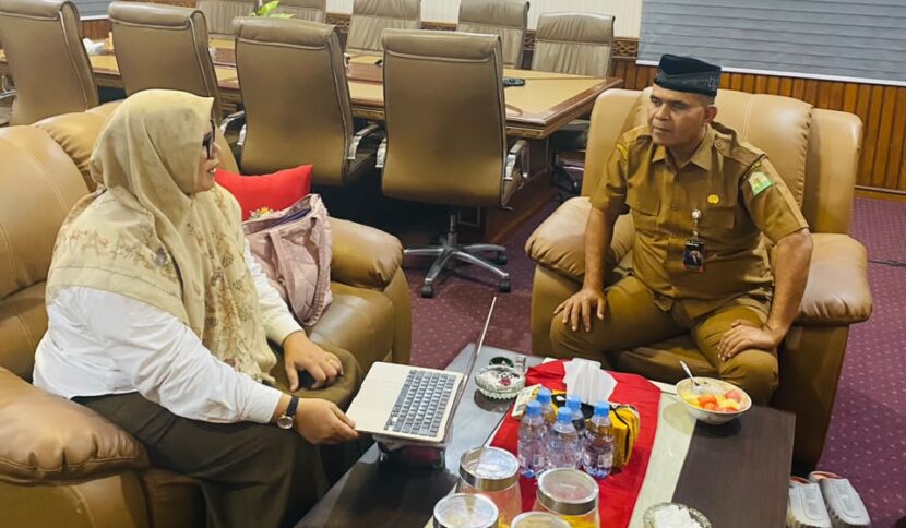 Ketua DPD IAPA Aceh Muazzinah saat berbincang-bincang dengan Kepala Dinas Pendidikan Aceh, Murtalamuddin. FOTO/Dok. Muazzinah.
