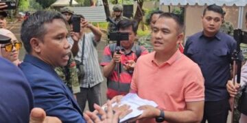 Khozinudin cs Datangi Rumah Prabowo di Kertanegara, Serahkan Surat Desakan soal Gibran
