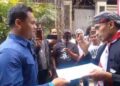 Massa Desak Gibran Mundur Datangi Rumah Jokowi di Solo, Titip 2 Surat Lewat Paspampres