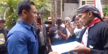 Massa Desak Gibran Mundur Datangi Rumah Jokowi di Solo, Titip 2 Surat Lewat Paspampres