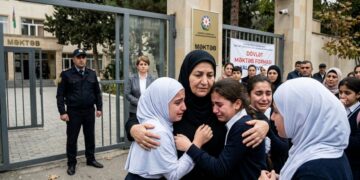 momen zahra hasanova, seorang guru di azerbaijan yang mengenakan hijab, diusir dari sekolahnya