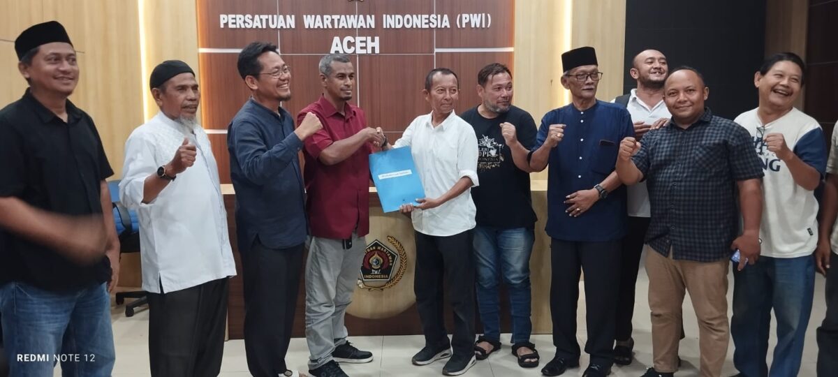 Bakal calon Ketua PWI Aceh Muhammad Saman didampingi tim pemenangan mengembalikan berkas pendaftaran kepada Panitia SC Konferprov XIII PWI Aceh, Jum'at sore (23/10). FOTO/Dok. Istimewa.