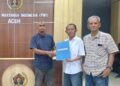 Muhammad Saman mendaftar dan mengambil formulir pendaftaran bakal calon Ketua PWI Aceh yang diserahkan Pokja Verifikasi Calon Imran Joni didampingi Ketua DKP PWI Aceh, HT Anwar Ibrahim. FOTO/Dok. Istimewa.
