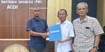 Muhammad Saman mendaftar dan mengambil formulir pendaftaran bakal calon Ketua PWI Aceh yang diserahkan Pokja Verifikasi Calon Imran Joni didampingi Ketua DKP PWI Aceh, HT Anwar Ibrahim. FOTO/Dok. Istimewa.