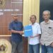 Muhammad Saman mendaftar dan mengambil formulir pendaftaran bakal calon Ketua PWI Aceh yang diserahkan Pokja Verifikasi Calon Imran Joni didampingi Ketua DKP PWI Aceh, HT Anwar Ibrahim. FOTO/Dok. Istimewa.