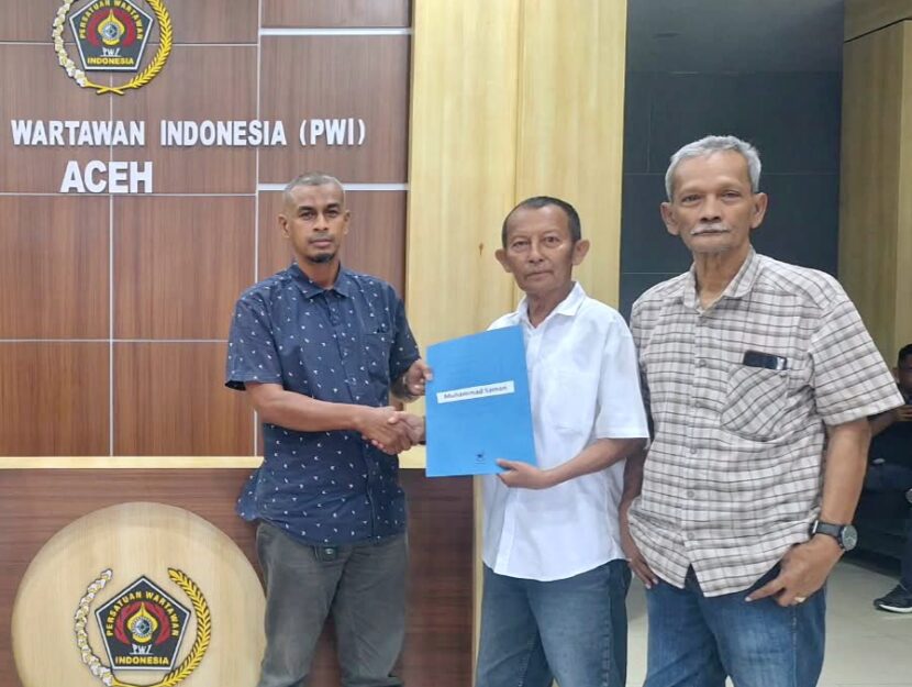 Muhammad Saman mendaftar dan mengambil formulir pendaftaran bakal calon Ketua PWI Aceh yang diserahkan Pokja Verifikasi Calon Imran Joni didampingi Ketua DKP PWI Aceh, HT Anwar Ibrahim. FOTO/Dok. Istimewa.