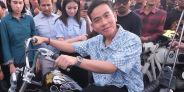 Guntur Romli Pertanyakan Agama dan Kewarasan Gibran, Sebut Jadi Beban Prabowo