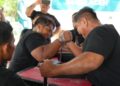 Dua atlet panco yang sedang bertanding dengan intensitas tinggi di atas meja profesional. FOTO/Reki for HAI.