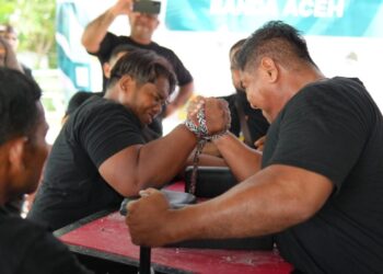 Dua atlet panco yang sedang bertanding dengan intensitas tinggi di atas meja profesional. FOTO/Reki for HAI.