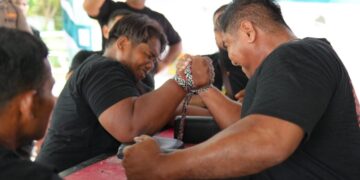 Dua atlet panco yang sedang bertanding dengan intensitas tinggi di atas meja profesional. FOTO/Reki for HAI.