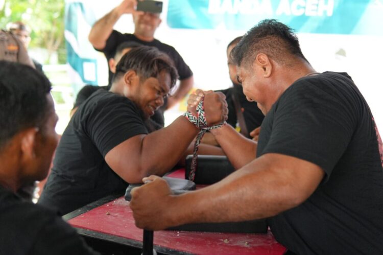 Dua atlet panco yang sedang bertanding dengan intensitas tinggi di atas meja profesional. FOTO/Reki for HAI.