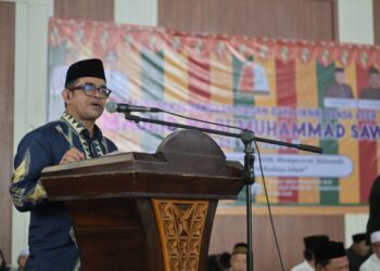 Pj. Sekda Aceh, Taufik, ST, M.Si, saat memberi sambutan pada acara Maulid Akbar Ikatan Keluarga Nagan Raya (IKNR) Banda Aceh, di Balee Meuseuraya Aceh, Minggu (18/10/2026). FOTO/Humas Pemprov Aceh.