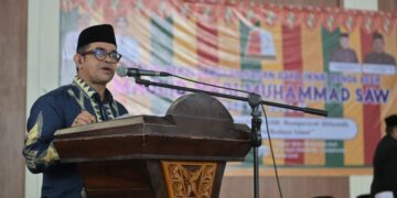 Pj. Sekda Aceh, Taufik, ST, M.Si, saat memberi sambutan pada acara Maulid Akbar Ikatan Keluarga Nagan Raya (IKNR) Banda Aceh, di Balee Meuseuraya Aceh, Minggu (18/10/2026). FOTO/Humas Pemprov Aceh.