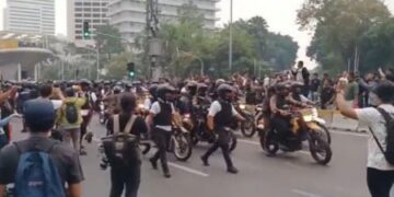 Demo 28 Oktober Ricuh Dekat Halte Tosari, Polisi Bermotor dan Bertameng Dikerahkan