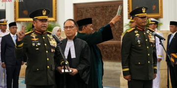 Pelantikan pertukaran posisi dua jenderal bintang empat TNI Angkatan Darat: Jenderal Tandyo Budi Revita dan Jenderal Maruli Simanjuntak. Pelantikan digelar di Istana Negara, Jakarta, Kamis (15/10/2026) sore. FOTO/Net.