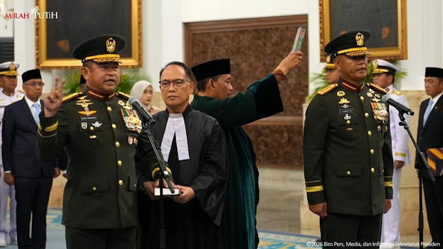 Pelantikan pertukaran posisi dua jenderal bintang empat TNI Angkatan Darat: Jenderal Tandyo Budi Revita dan Jenderal Maruli Simanjuntak. Pelantikan digelar di Istana Negara, Jakarta, Kamis (15/10/2026) sore. FOTO/Net.
