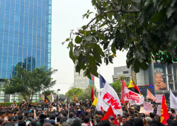 Teriakan Revolusi, Mahasiswa Paksa Terobos Barikade Polisi untuk Bisa ke Bundaran HI