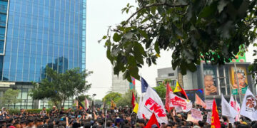 Teriakan Revolusi, Mahasiswa Paksa Terobos Barikade Polisi untuk Bisa ke Bundaran HI