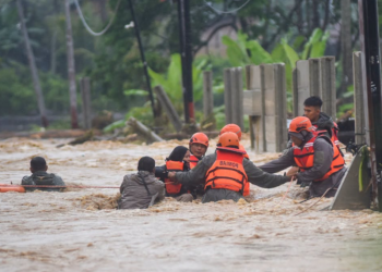 Polri Kerahkan 300 Personel Brimob, Ratusan Warga Terdampak Banjir di Padang Dievakuasi