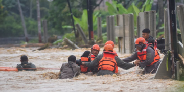 Polri Kerahkan 300 Personel Brimob, Ratusan Warga Terdampak Banjir di Padang Dievakuasi
