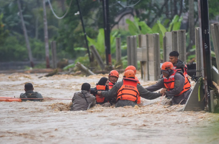 Polri Kerahkan 300 Personel Brimob, Ratusan Warga Terdampak Banjir di Padang Dievakuasi