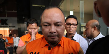 Lima Tersangka OTT BNPB Ditahan KPK dan Pakai Rompi Oranye, Tangan Tertangkup
