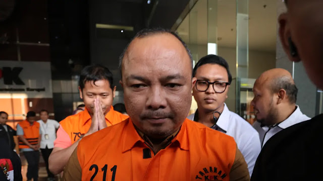 Lima Tersangka OTT BNPB Ditahan KPK dan Pakai Rompi Oranye, Tangan Tertangkup