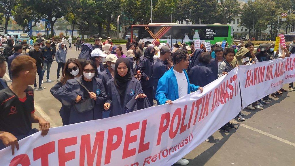 Aksi Demonstrasi membentangkan Spanduk bertuliskan "Stempel Politik Dinasti". FOTO/Net.